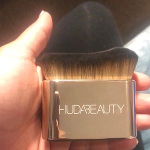 Huda Beauty Body Blur & Glow Brush
